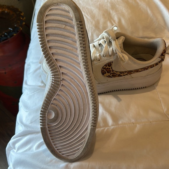 Womens white Nike with cheetah stripe - Picture 2 of 4